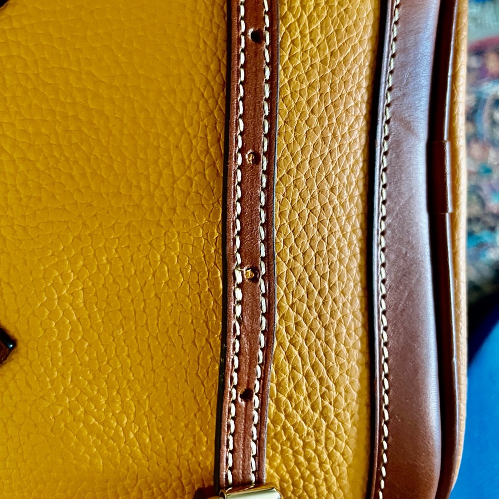 Small Dooney & Bourke Canteloupe Pebbled Leather Dome Zip Zip with Brown Trim - Picture 9 of 9